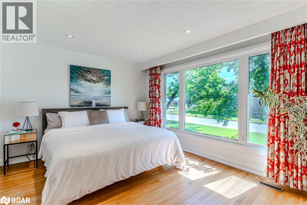 Photo 14 of 10 Jills Court, Barrie ON
