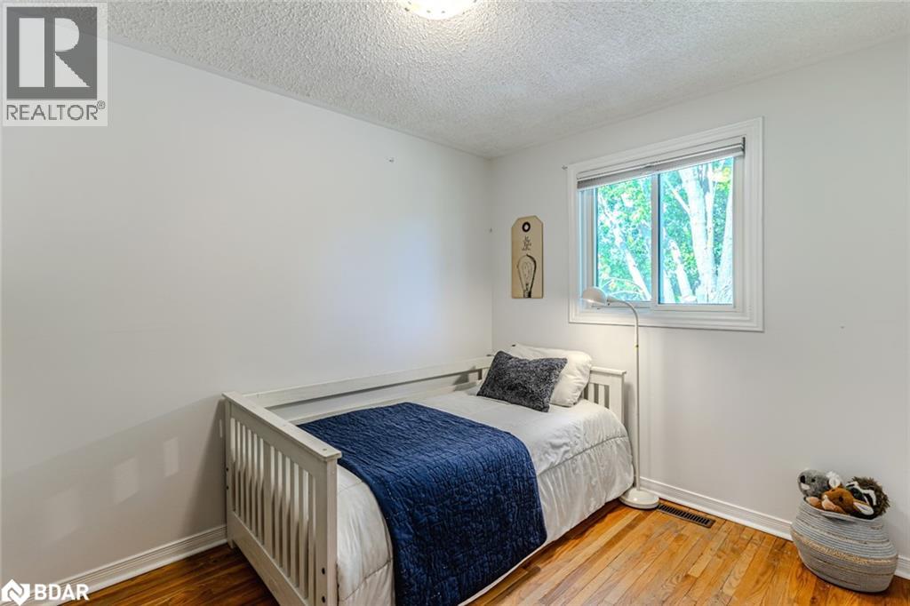 Photo 2 of 10 Jills Court, Barrie ON