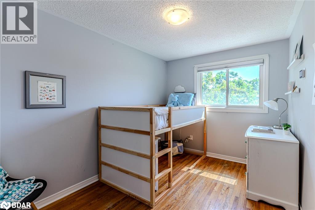 Photo 9 of 10 Jills Court, Barrie ON