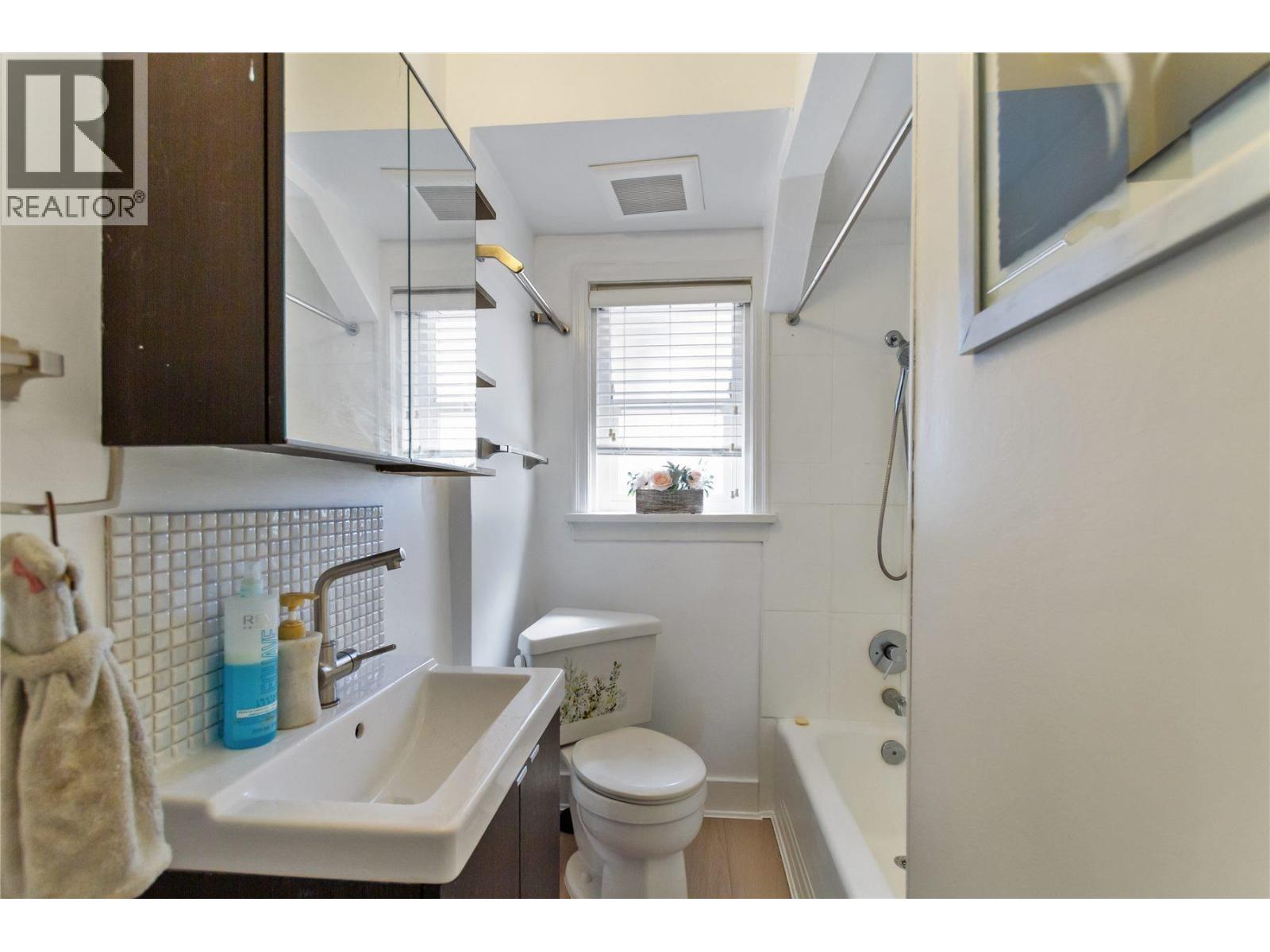 Photo 14 of 136 E 45th Avenue, Vancouver BC