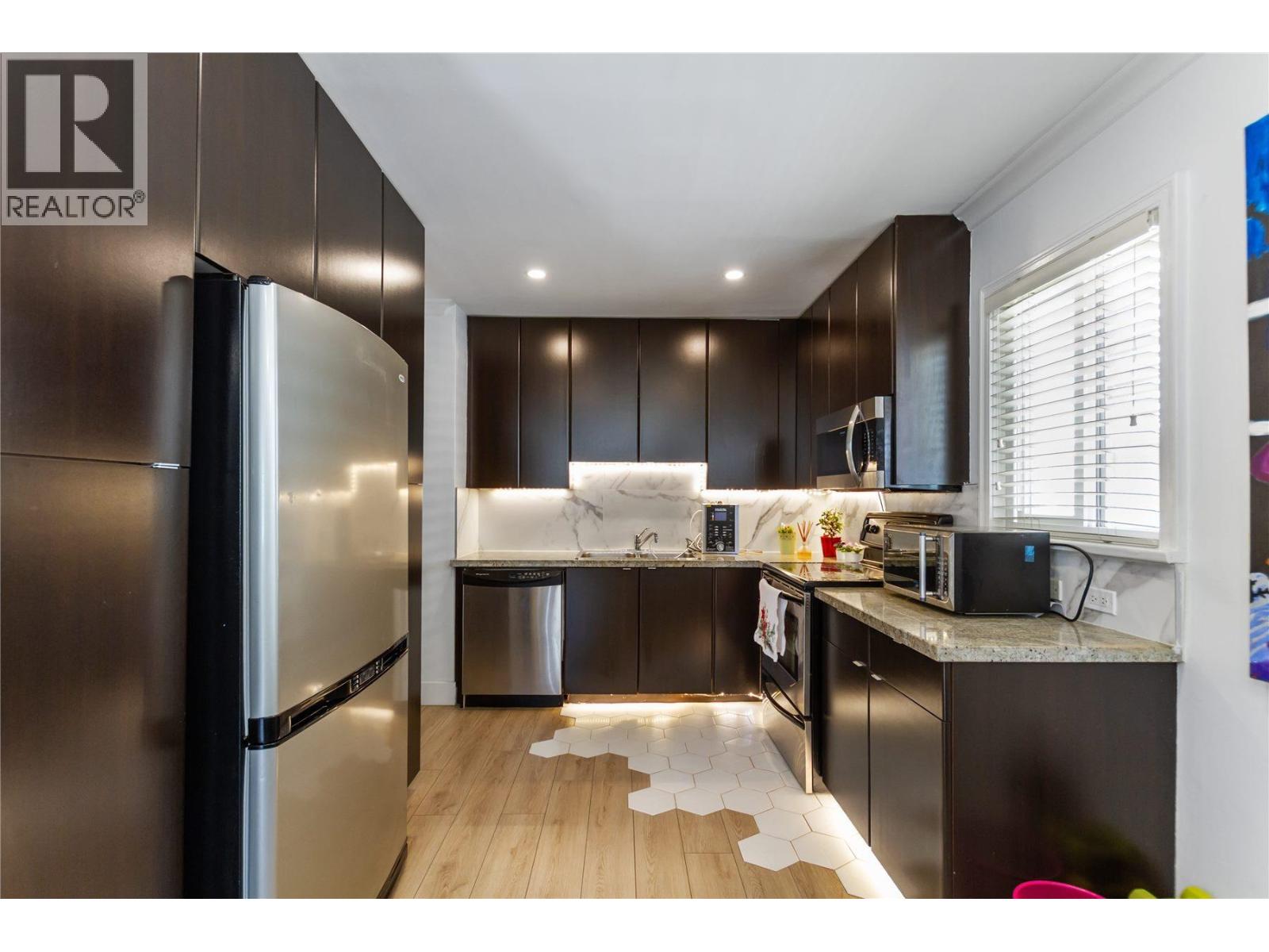 Photo 6 of 136 E 45th Avenue, Vancouver BC