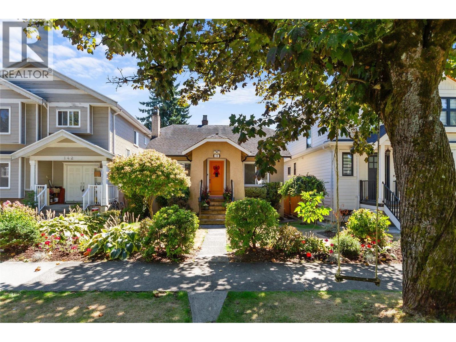 Photo 3 of 136 E 45th Avenue, Vancouver BC