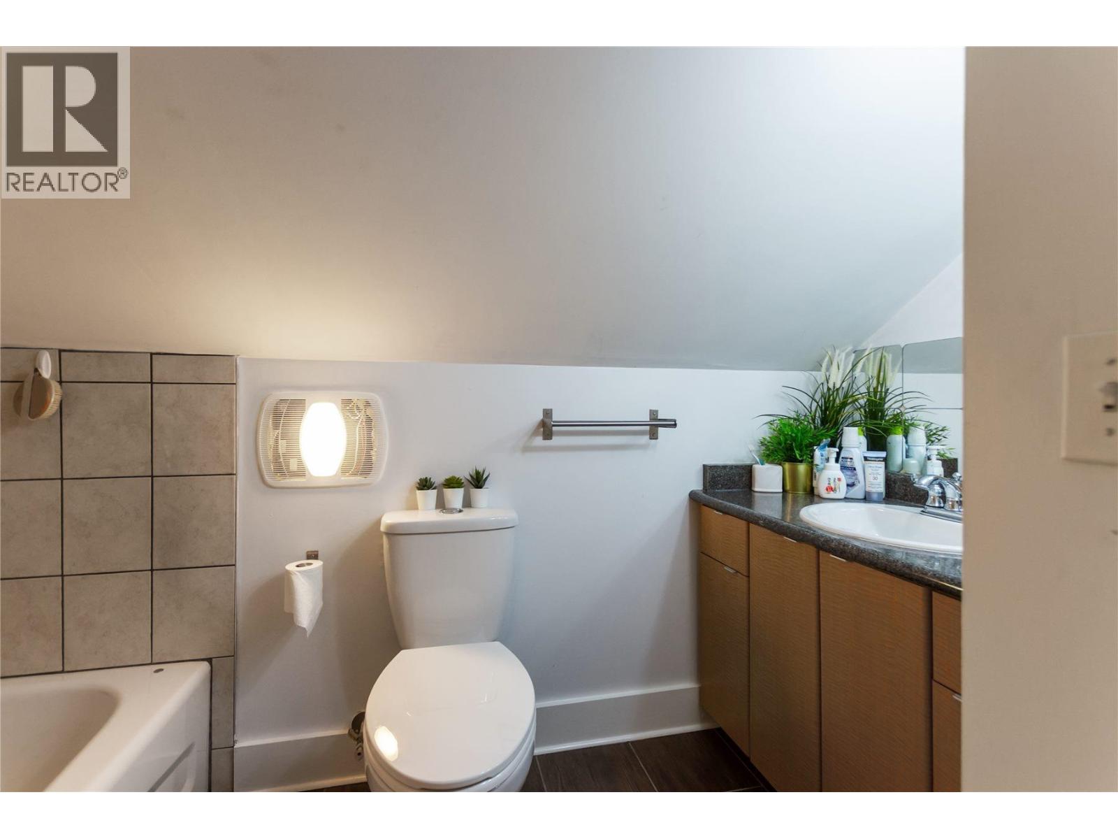 Photo 16 of 136 E 45th Avenue, Vancouver BC
