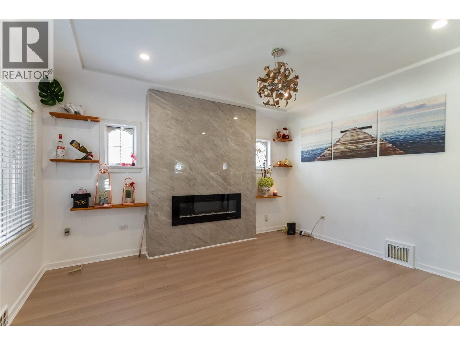 Photo 5 of 136 E 45th Avenue, Vancouver BC