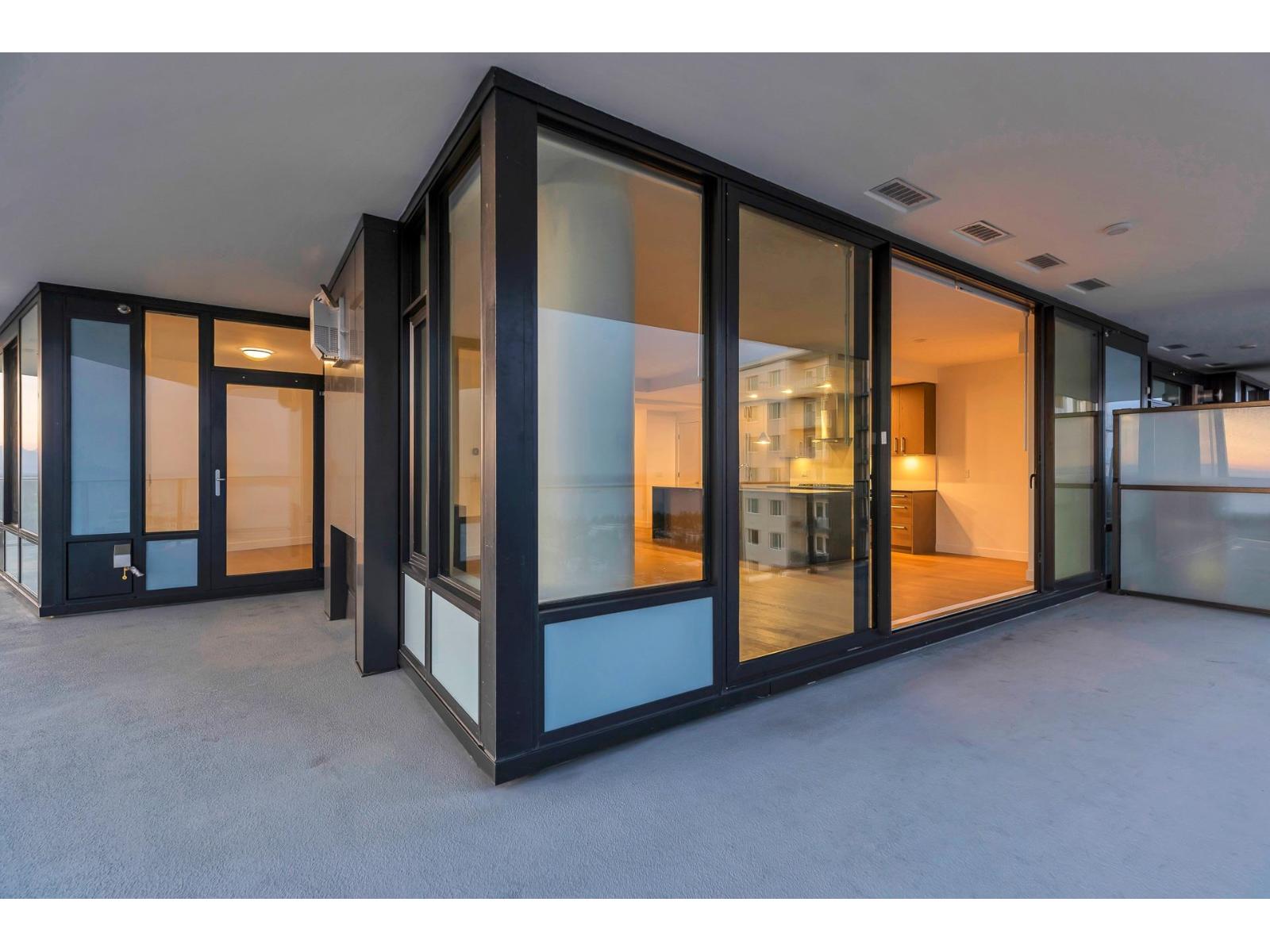 2205 1588 JOHNSTON ROAD, White Rock