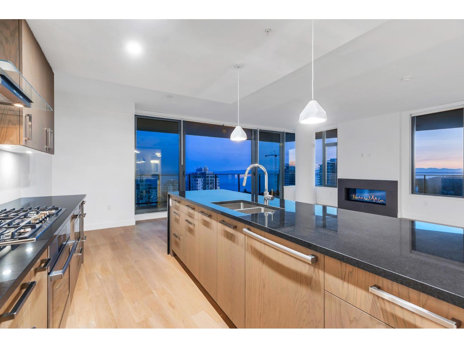 2205 1588 JOHNSTON ROAD, White Rock