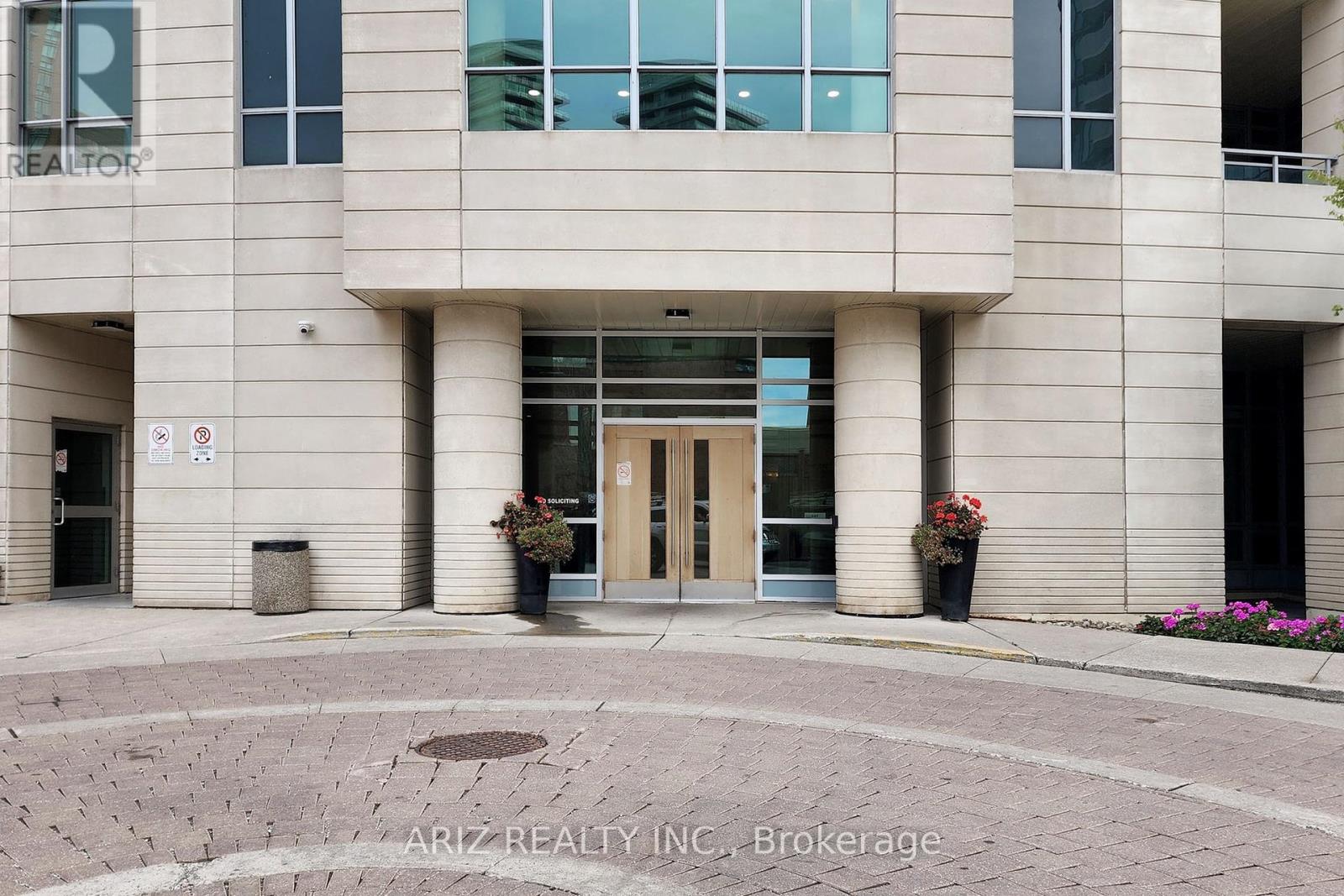 Photo 4 of 715 18 Holmes Avenue, Toronto ON