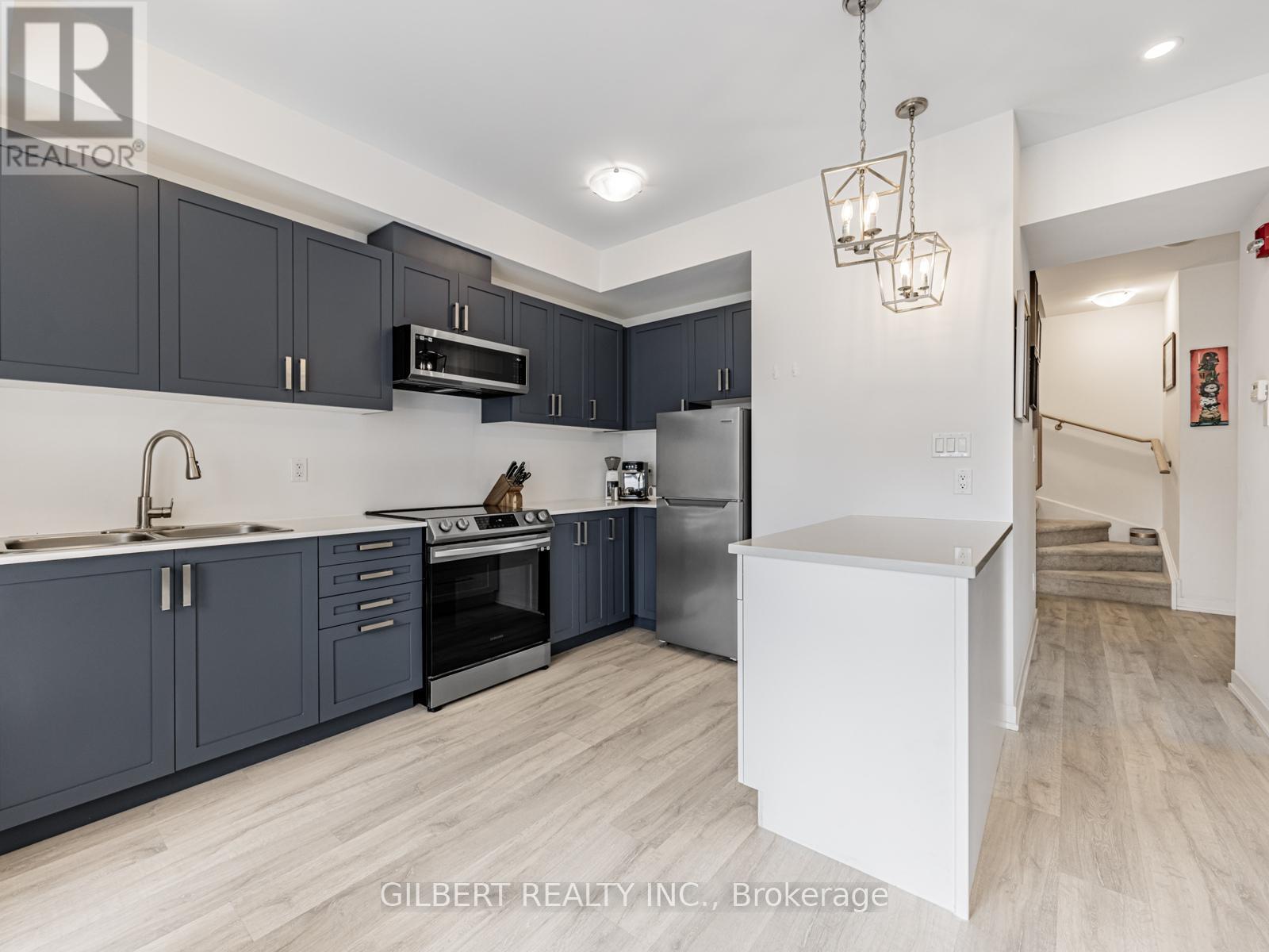Photo 8 of 9 10 Marquette Avenue, Toronto ON