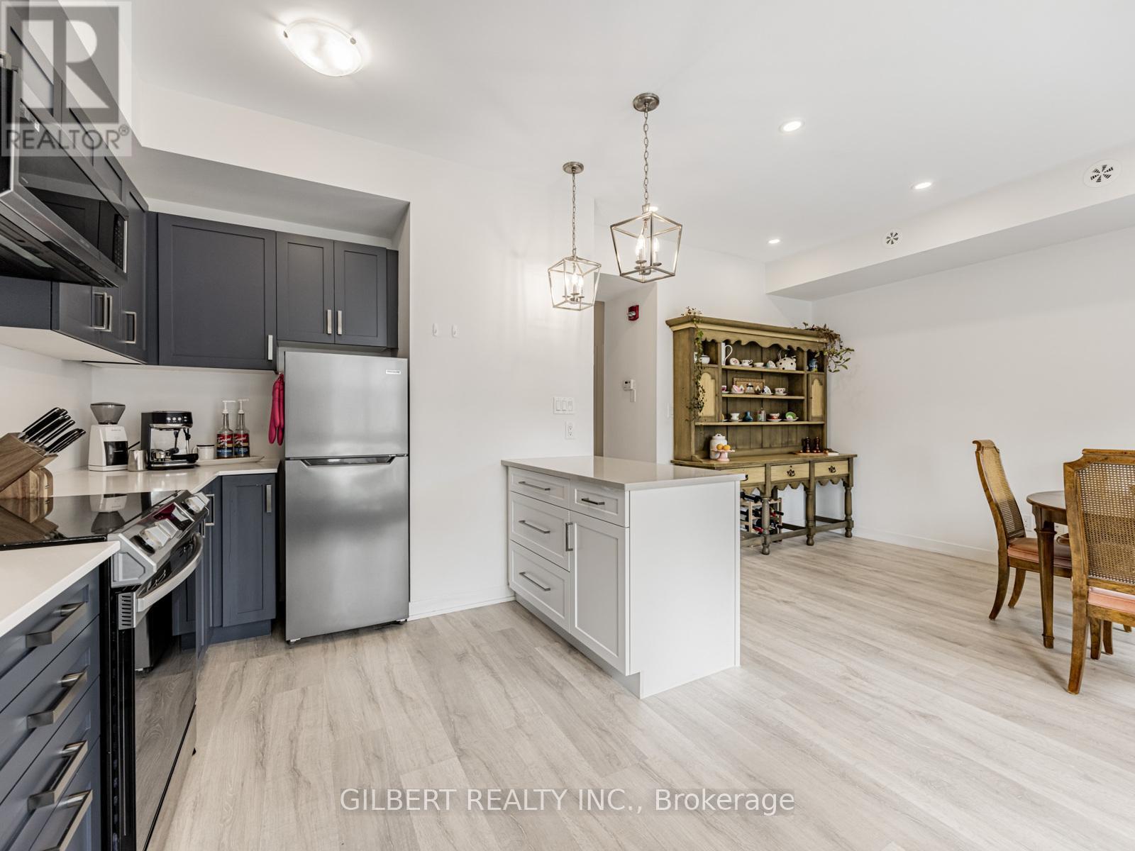 Photo 3 of 9 10 Marquette Avenue, Toronto ON