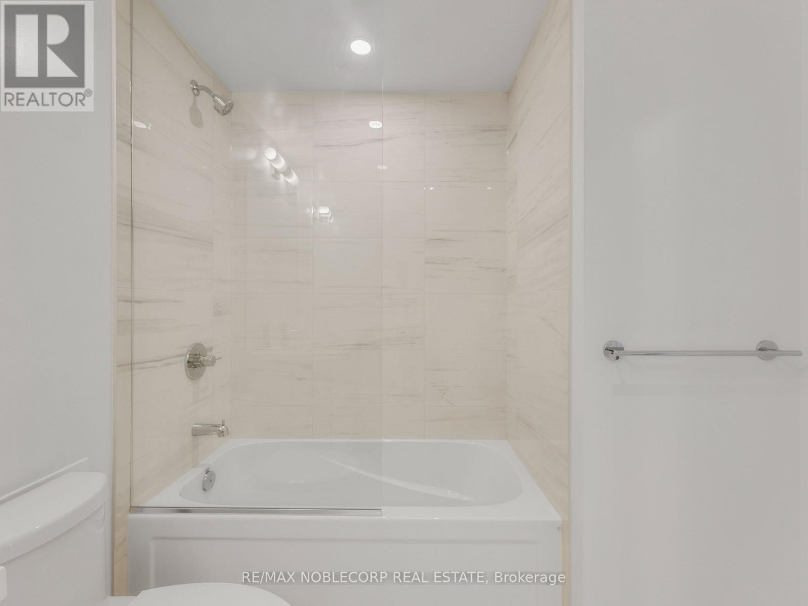 Photo 2 of 5012 225 Commerce Street, Vaughan ON