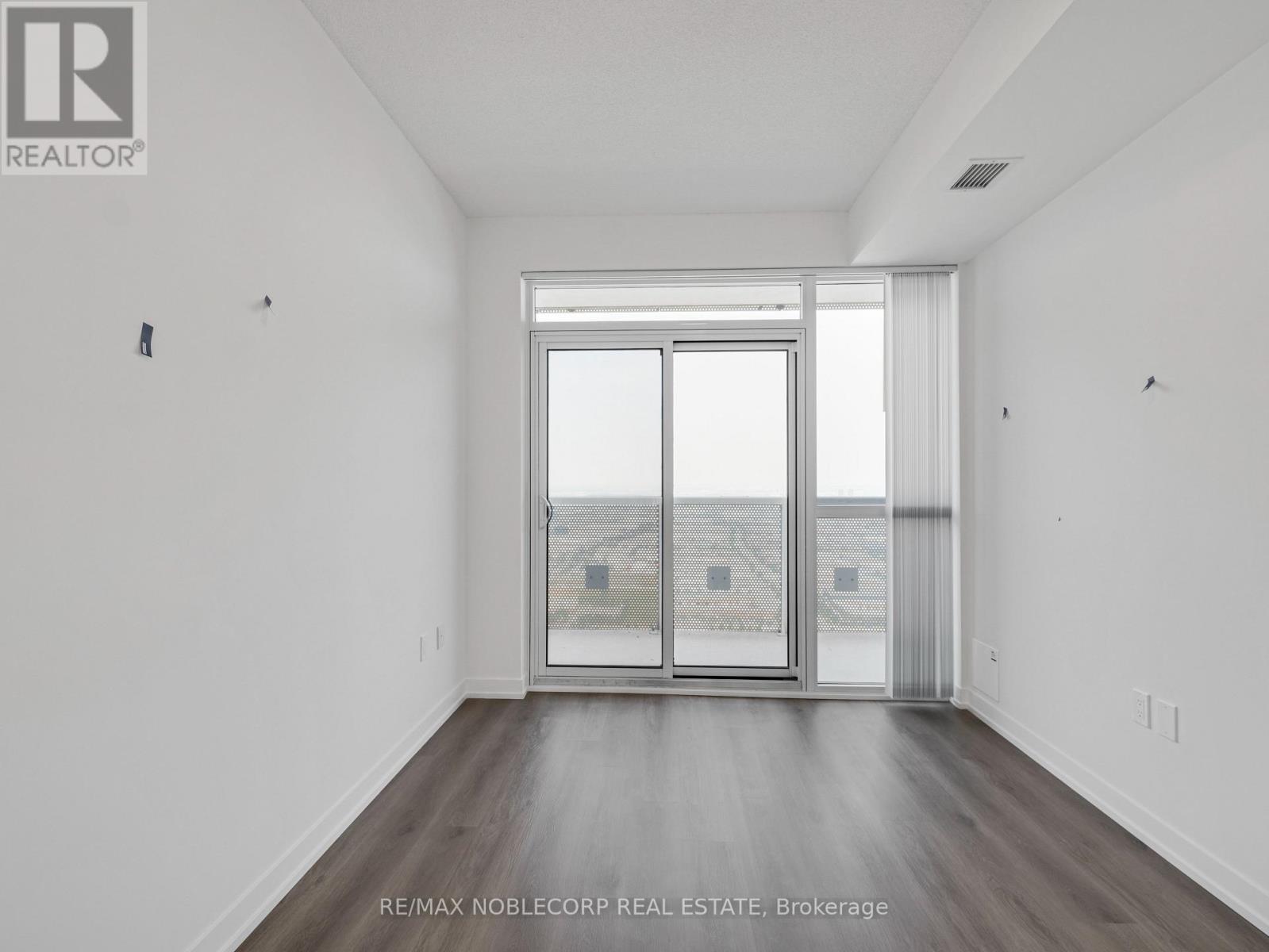 Photo 12 of 5012 225 Commerce Street, Vaughan ON