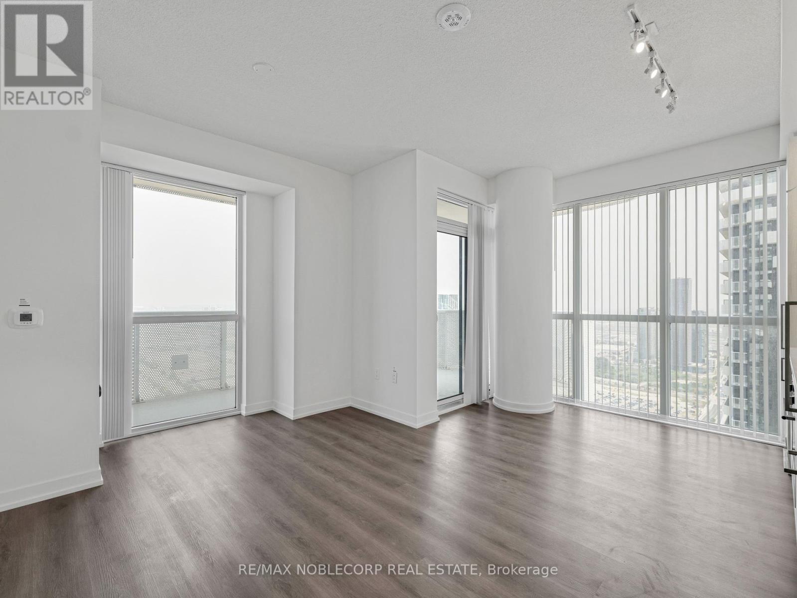 Photo 4 of 5012 225 Commerce Street, Vaughan ON