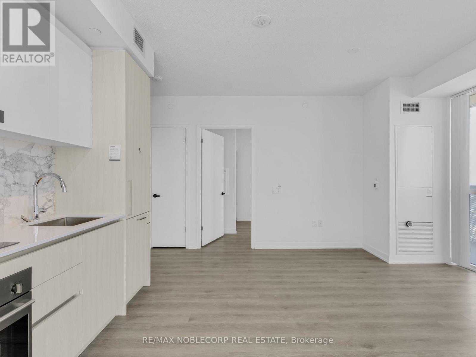 Photo 1 of 5012 225 Commerce Street, Vaughan ON