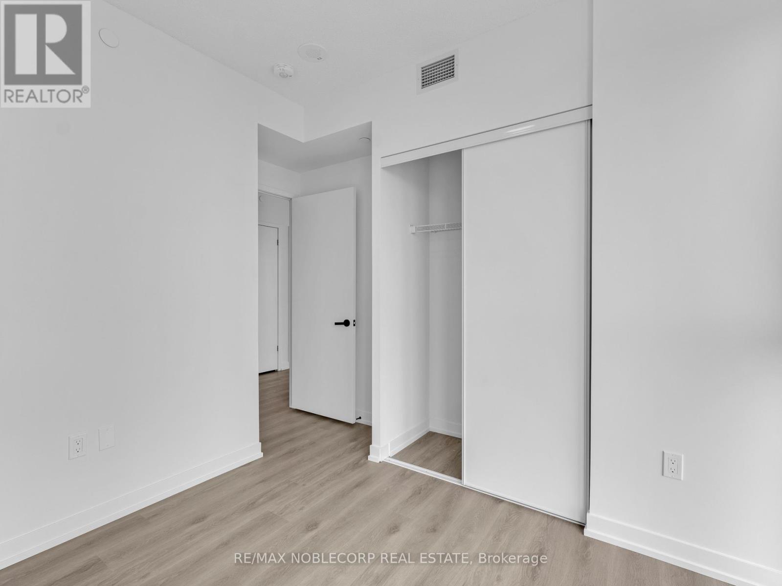 Photo 8 of 5012 225 Commerce Street, Vaughan ON