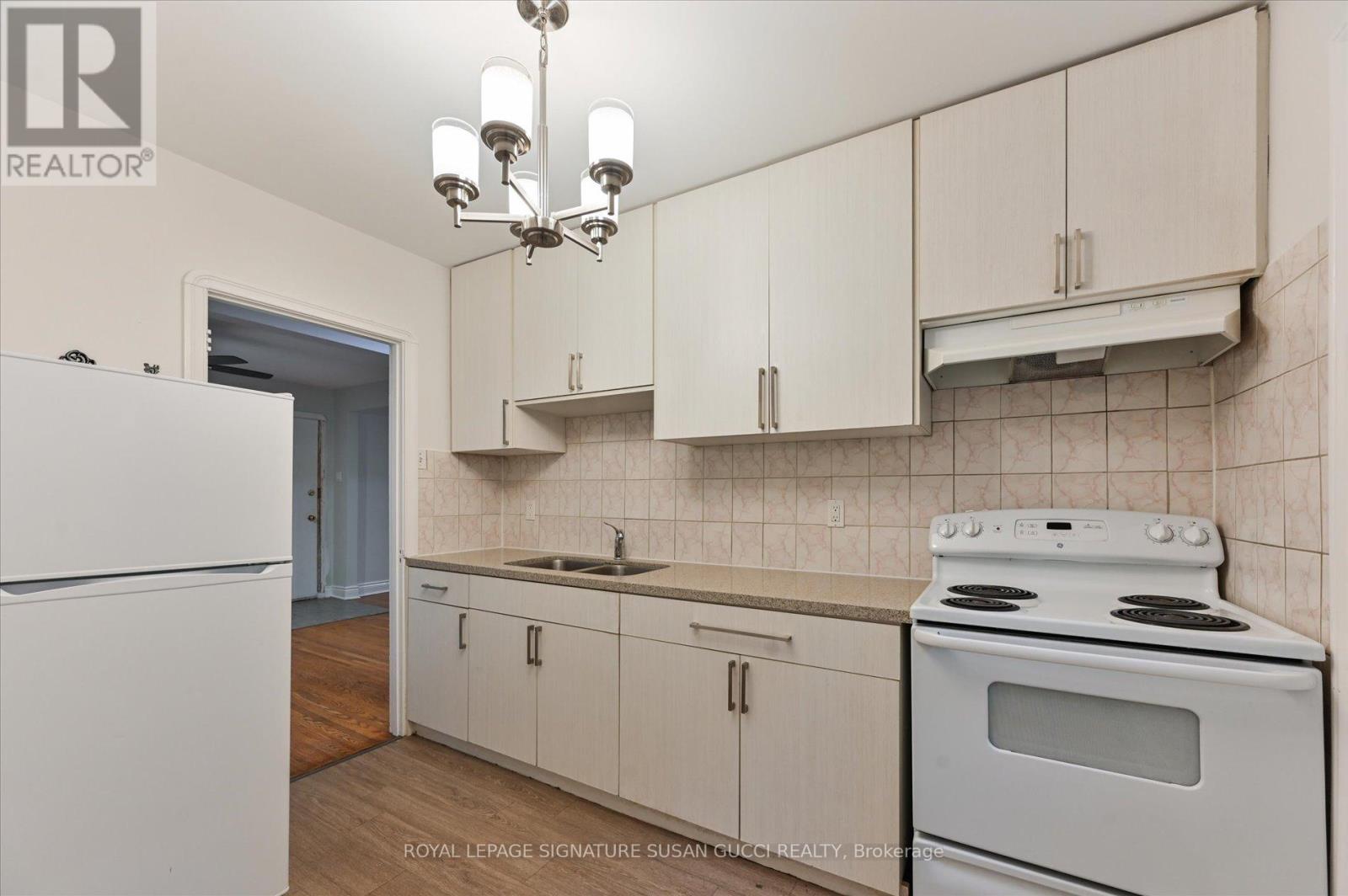Photo 9 of 19 Plaxton Drive, Toronto ON