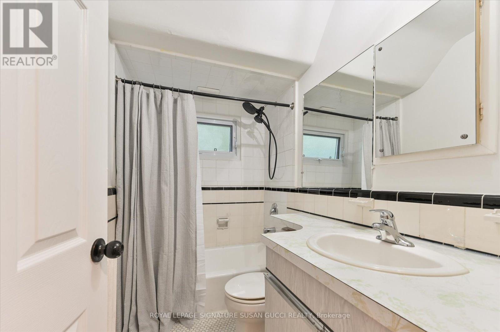 Photo 11 of 19 Plaxton Drive, Toronto ON