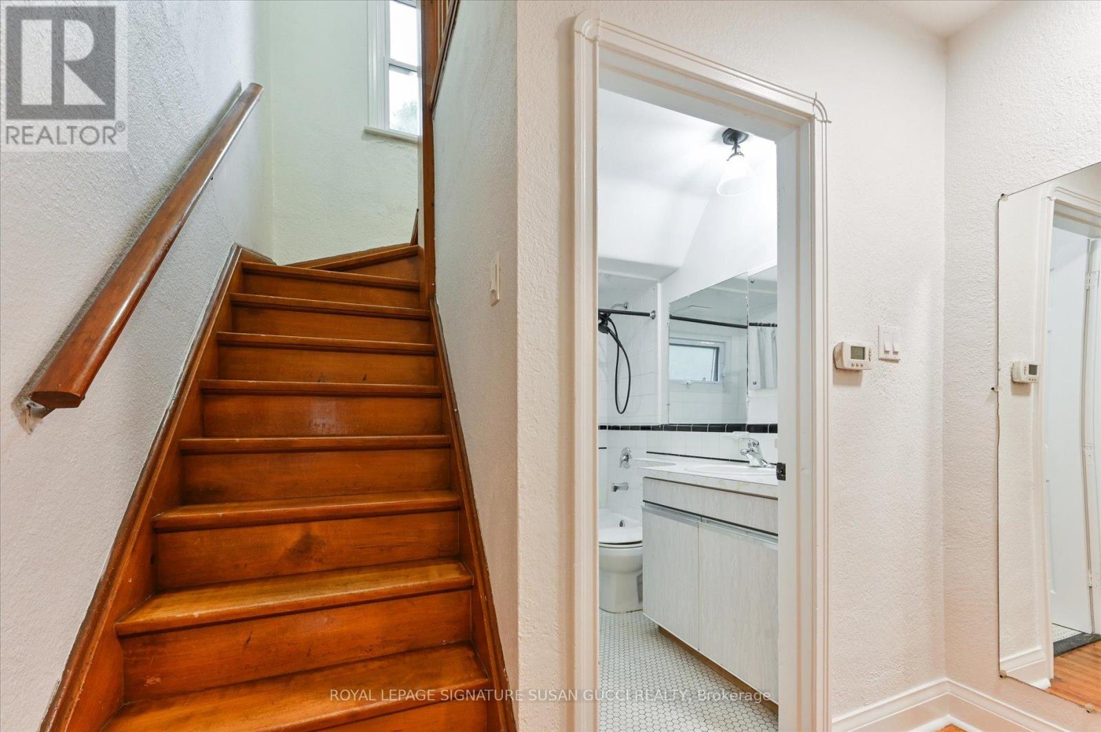 Photo 25 of 19 Plaxton Drive, Toronto ON