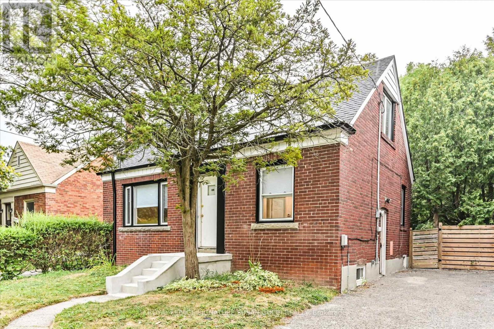 Photo 8 of 19 Plaxton Drive, Toronto ON