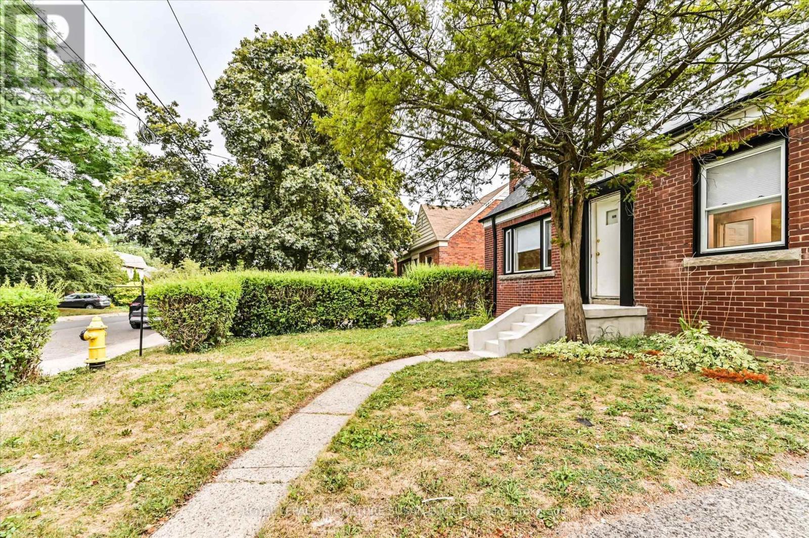 Photo 17 of 19 Plaxton Drive, Toronto ON