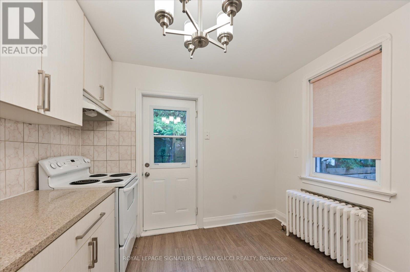 Photo 7 of 19 Plaxton Drive, Toronto ON