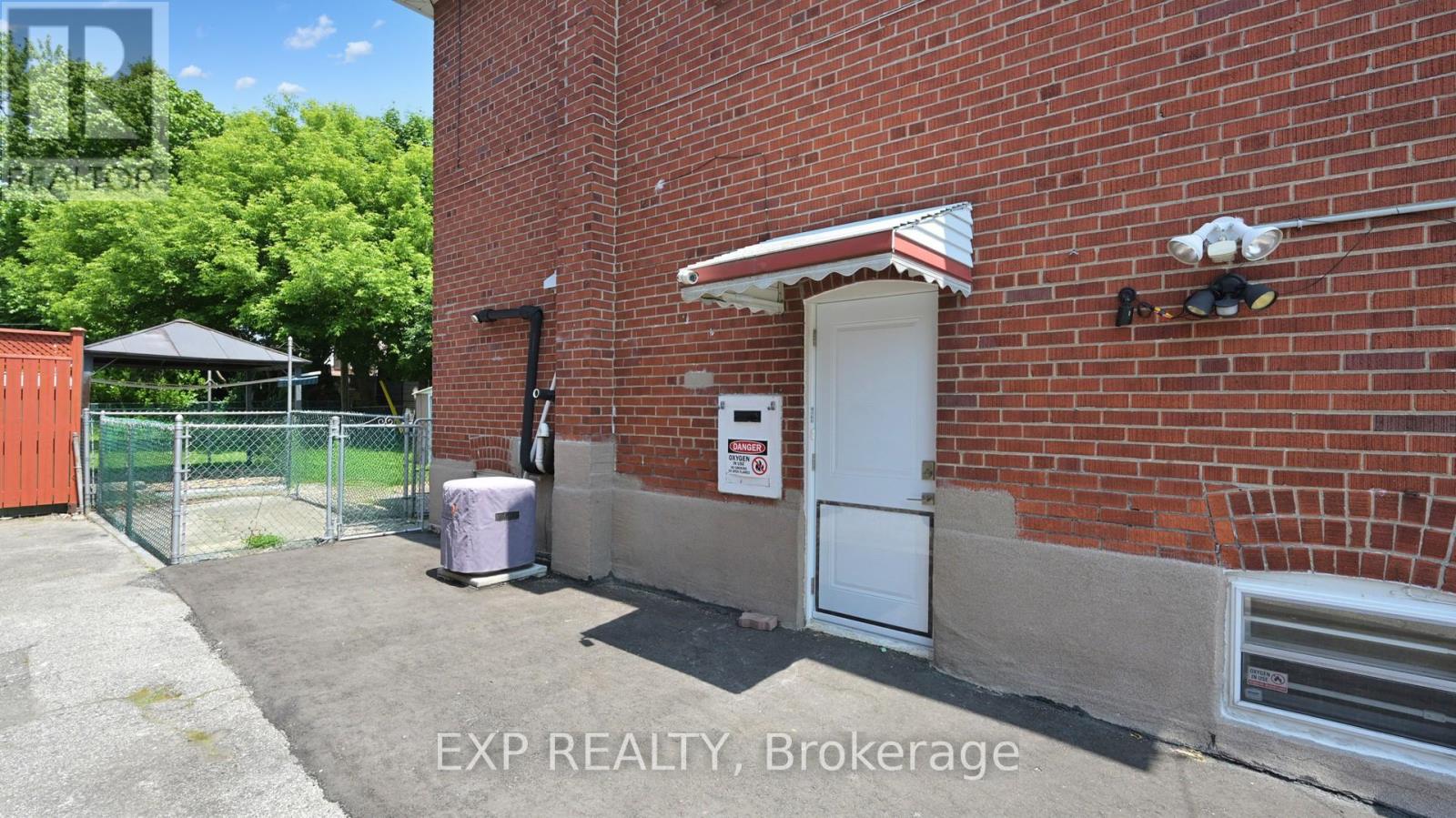 Photo 7 of 138 Park Street, Toronto ON