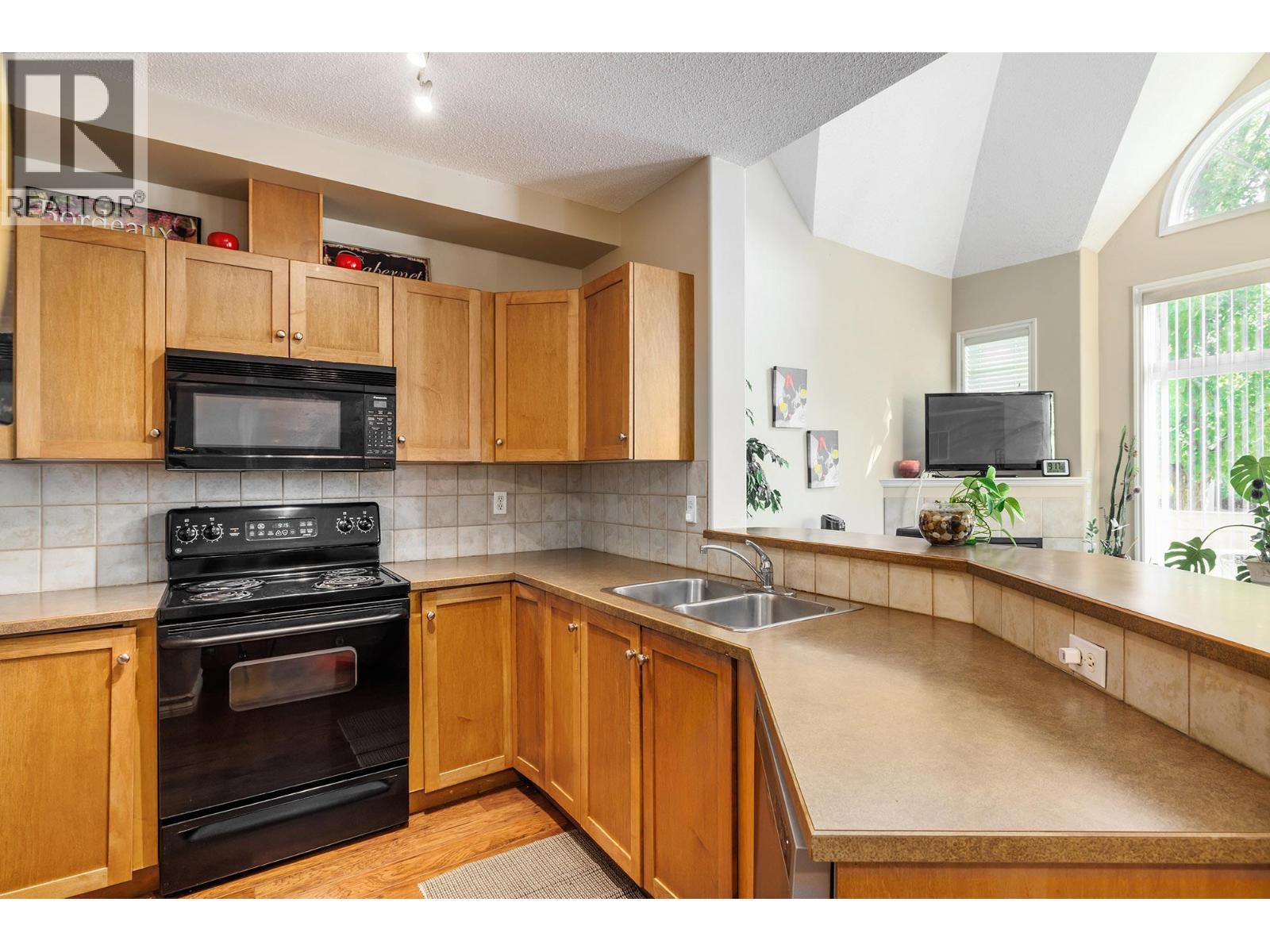 102 1128 Sunset Drive, Kelowna