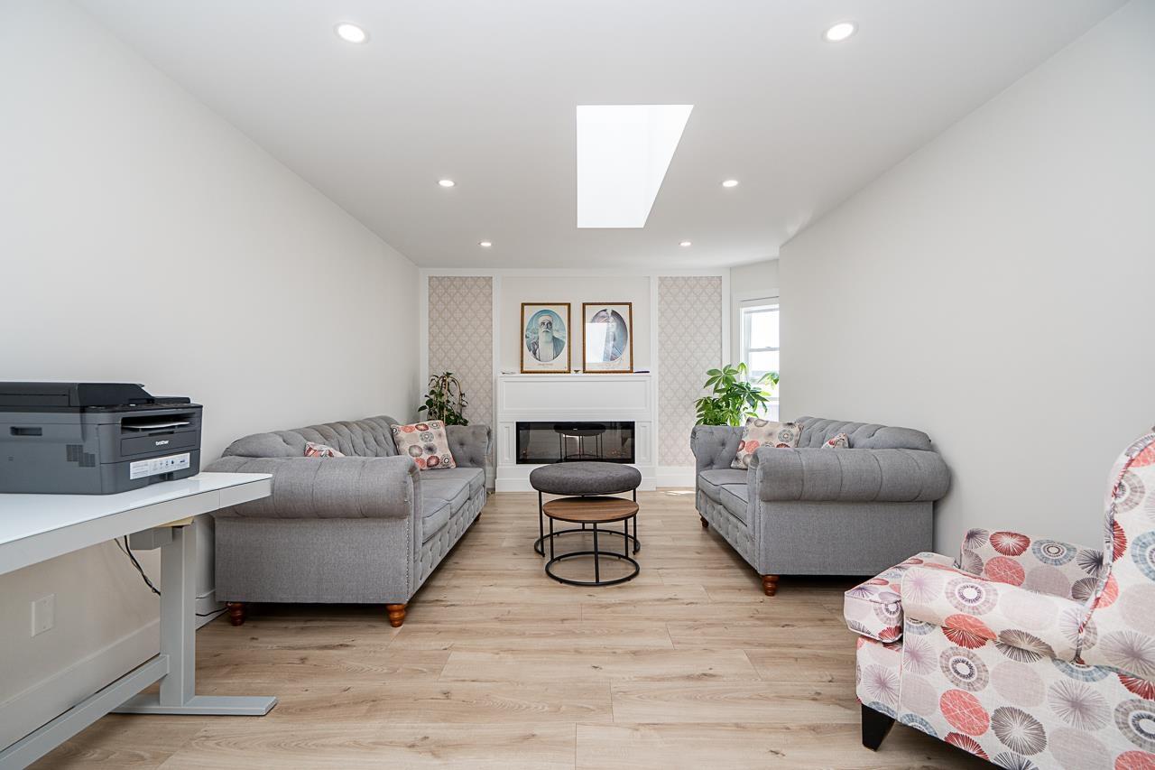 Photo 5 of 15452 Victoria Avenue, White Rock BC