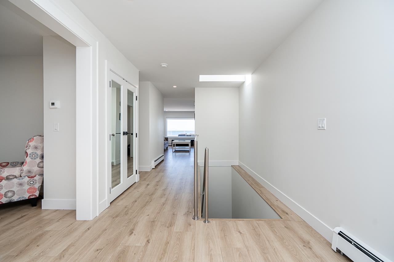 Photo 4 of 15452 Victoria Avenue, White Rock BC