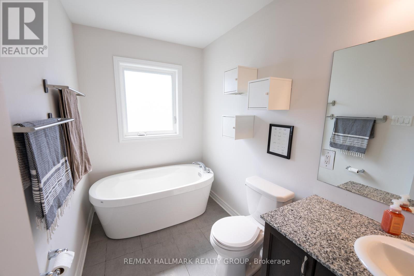 Photo 24 of 106 Gelderland Private, Ottawa ON