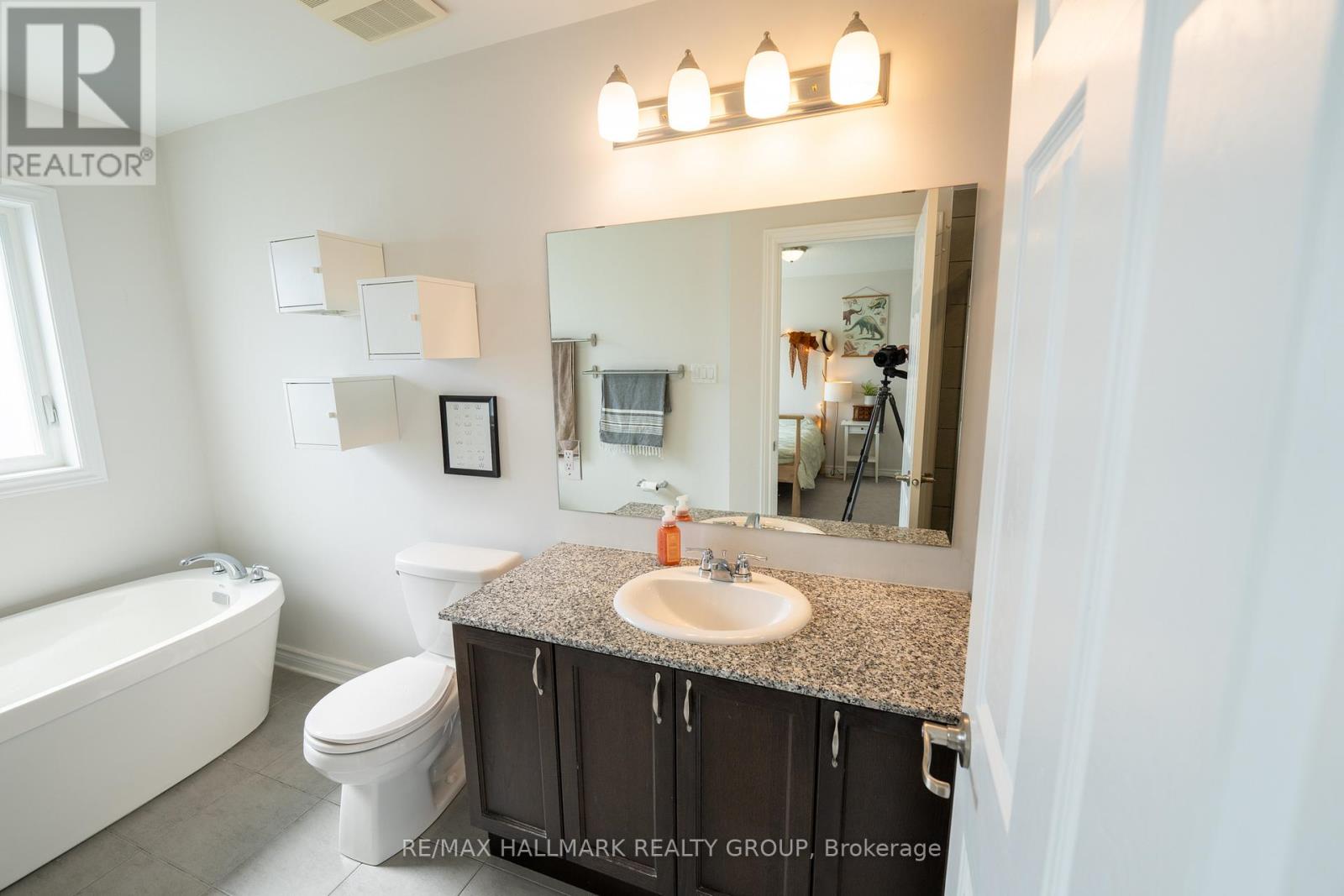 Photo 25 of 106 Gelderland Private, Ottawa ON