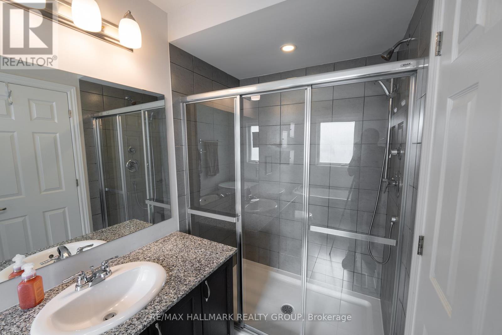 Photo 26 of 106 Gelderland Private, Ottawa ON