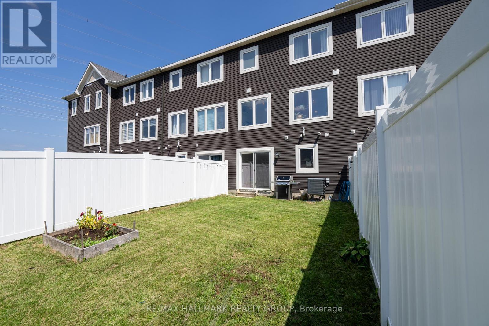 Photo 32 of 106 Gelderland Private, Ottawa ON