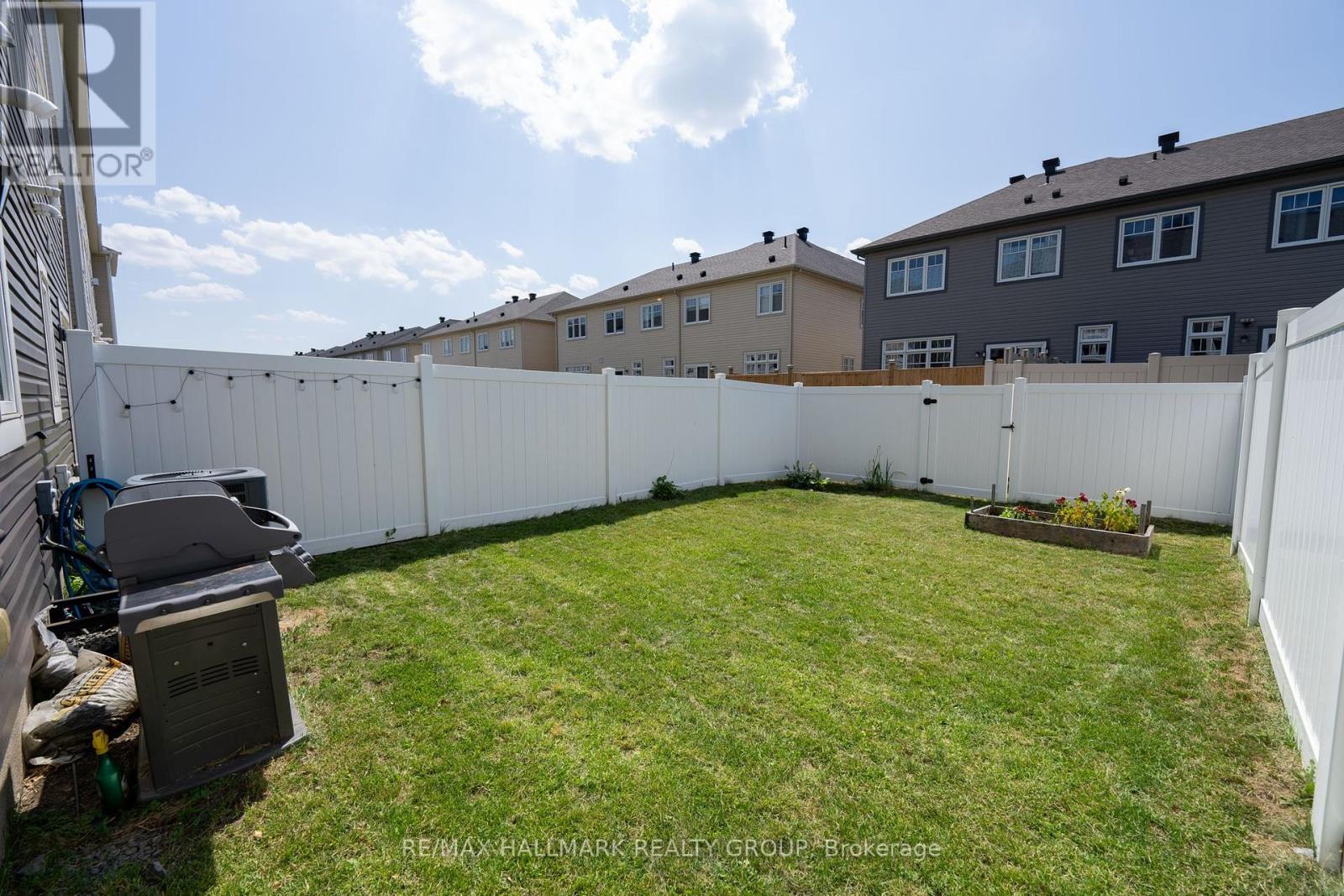 Photo 33 of 106 Gelderland Private, Ottawa ON