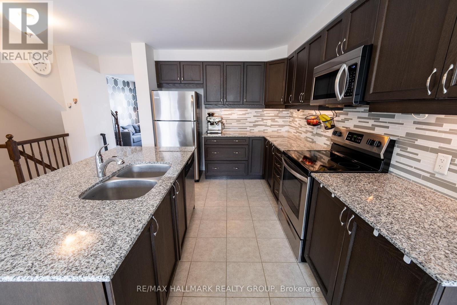 Photo 8 of 106 Gelderland Private, Ottawa ON