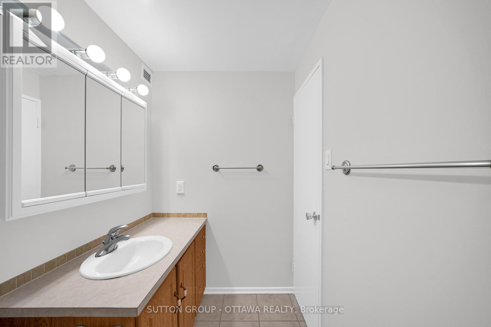 Photo 29 of 711 1171 Ambleside Drive, Ottawa ON