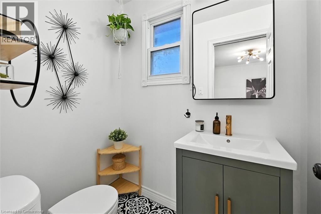 Photo 18 of 94 Royal Avenue, Hamilton ON