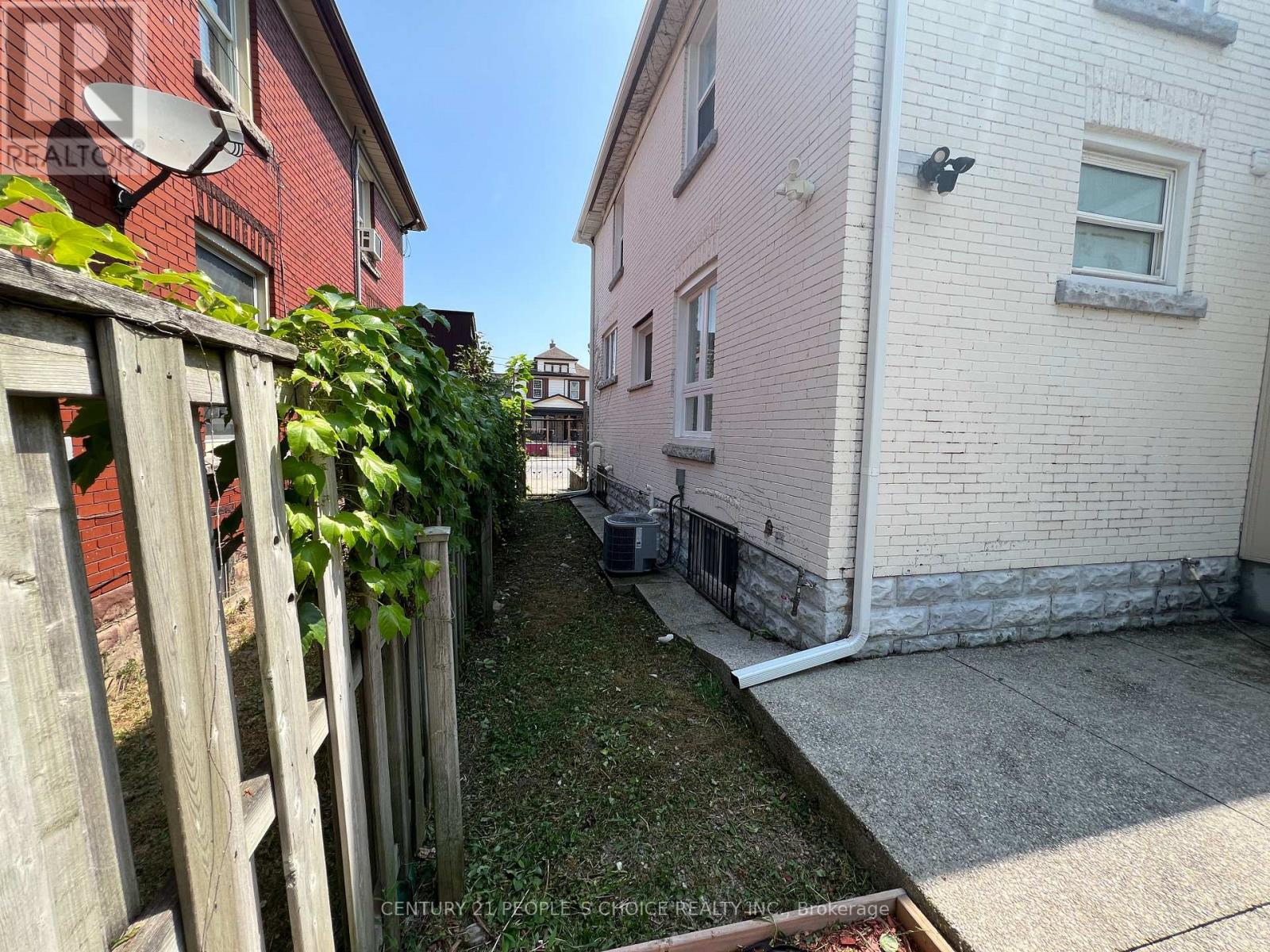 Photo 5 of 4927 Victoria Avenue, Niagara Falls ON