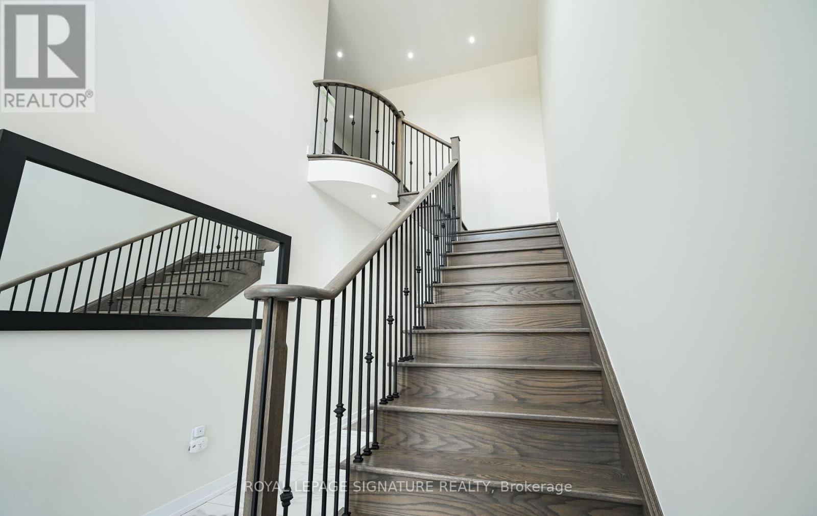 Photo 14 of 56 Lilac Circle, Haldimand ON