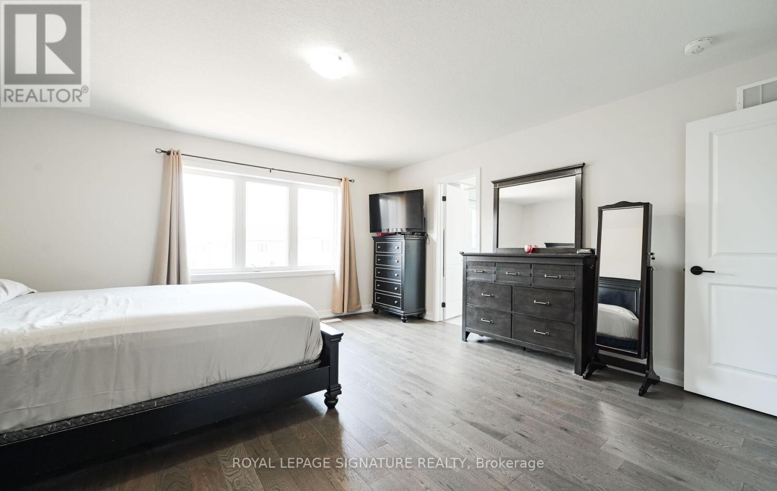 Photo 24 of 56 Lilac Circle, Haldimand ON