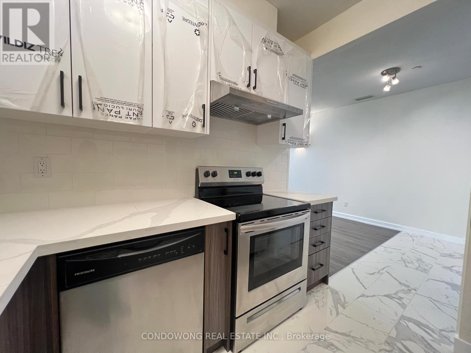 Photo 2 of 702 393 King Street W, Toronto ON