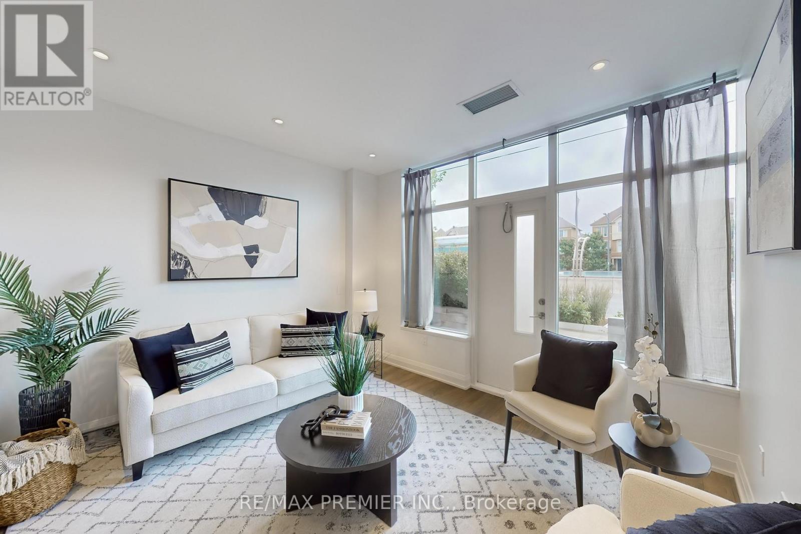 Photo 13 of 119 4800 Highway 7 Road, Vaughan ON