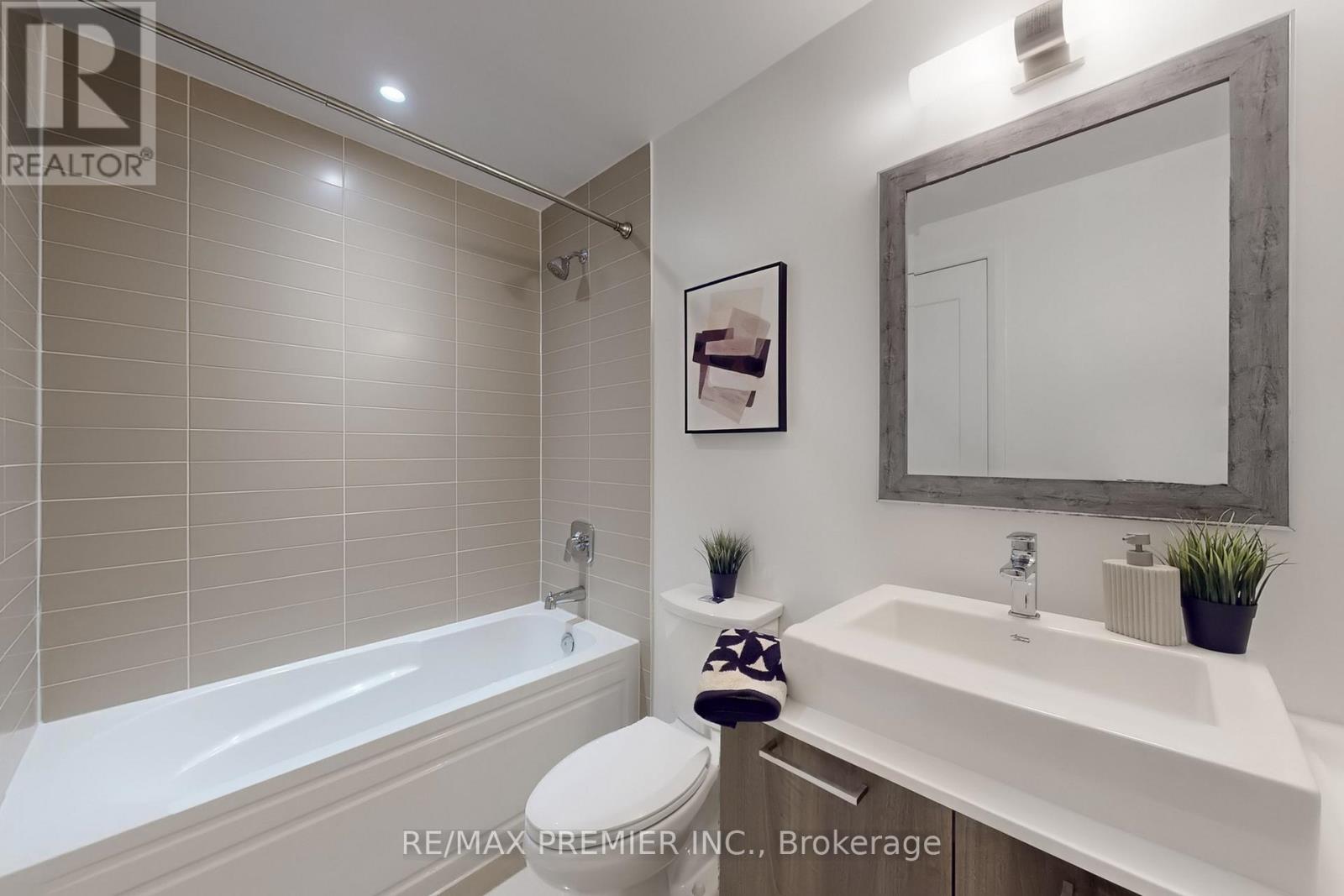 Photo 39 of 119 4800 Highway 7 Road, Vaughan ON