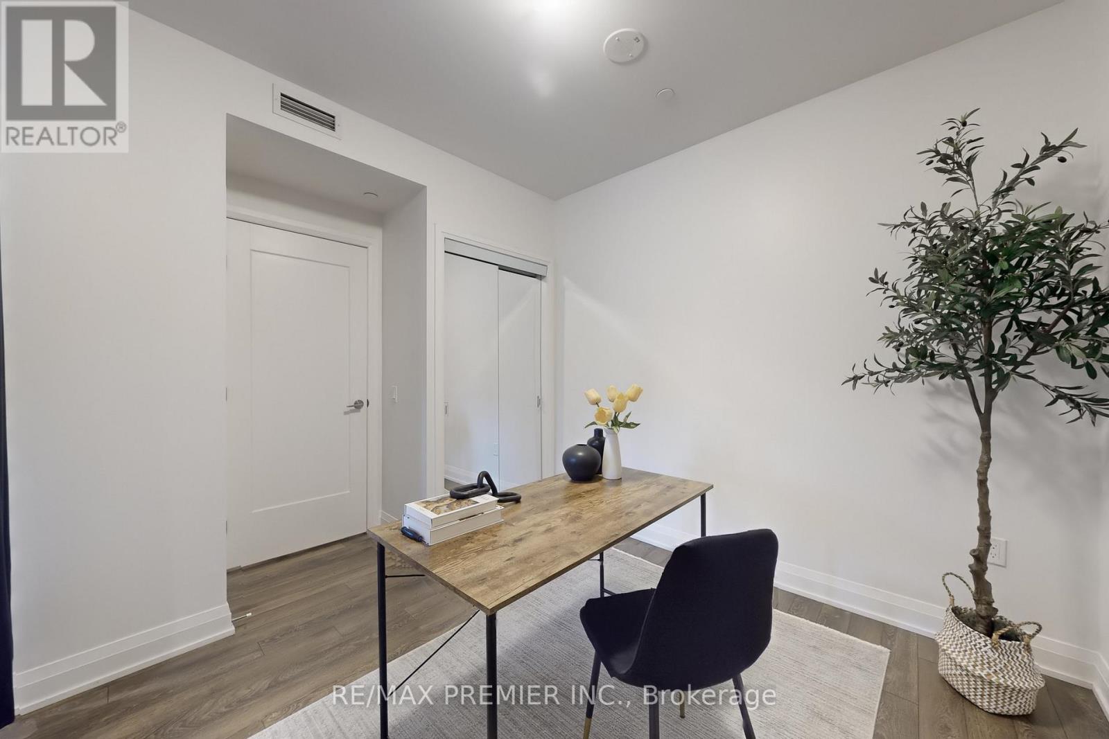 Photo 7 of 119 4800 Highway 7 Road, Vaughan ON