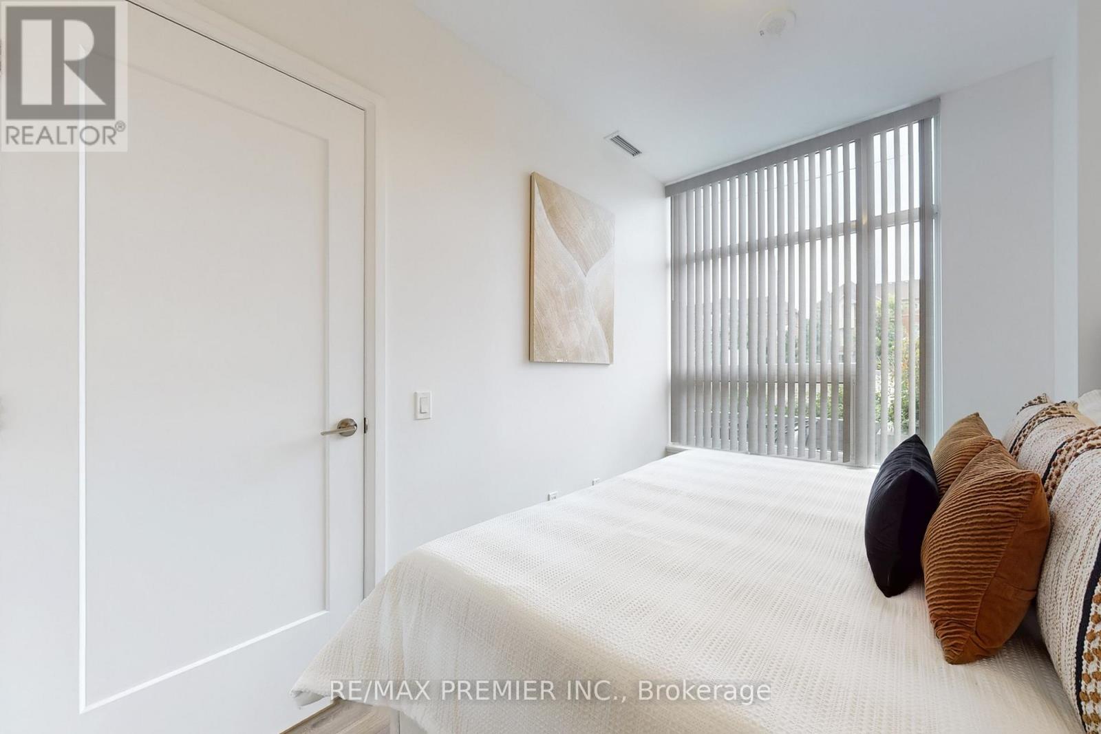 Photo 36 of 119 4800 Highway 7 Road, Vaughan ON