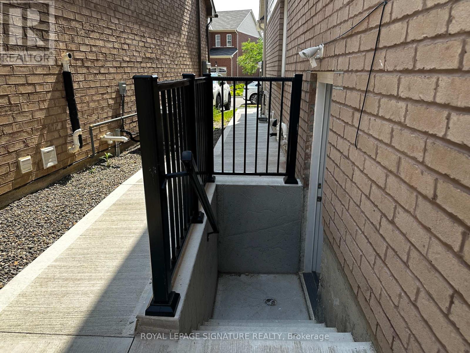 Photo 5 of 104 Stedford Crescent E, Brampton ON