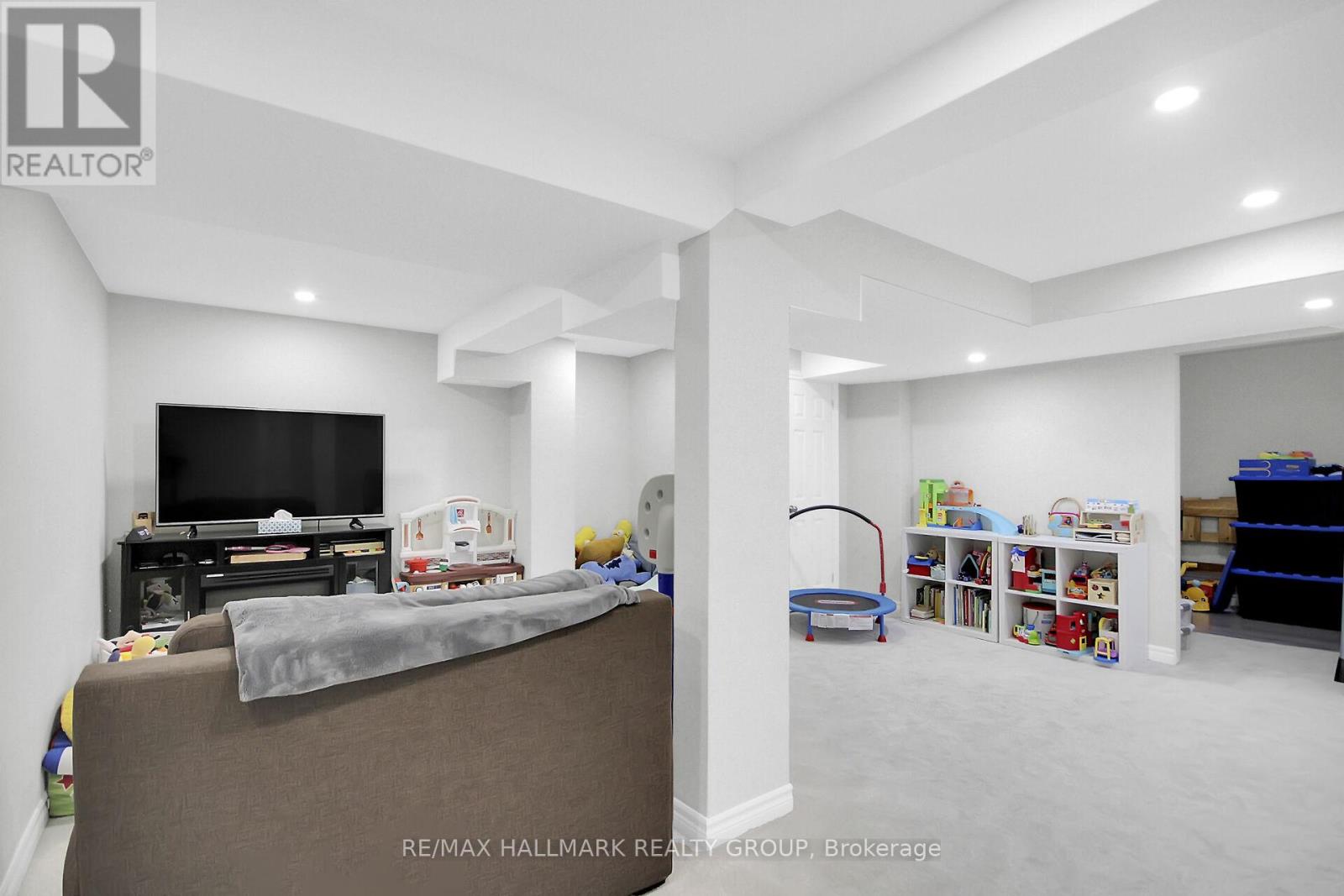 Photo 2 of 1661 Kindersley Avenue, Ottawa ON