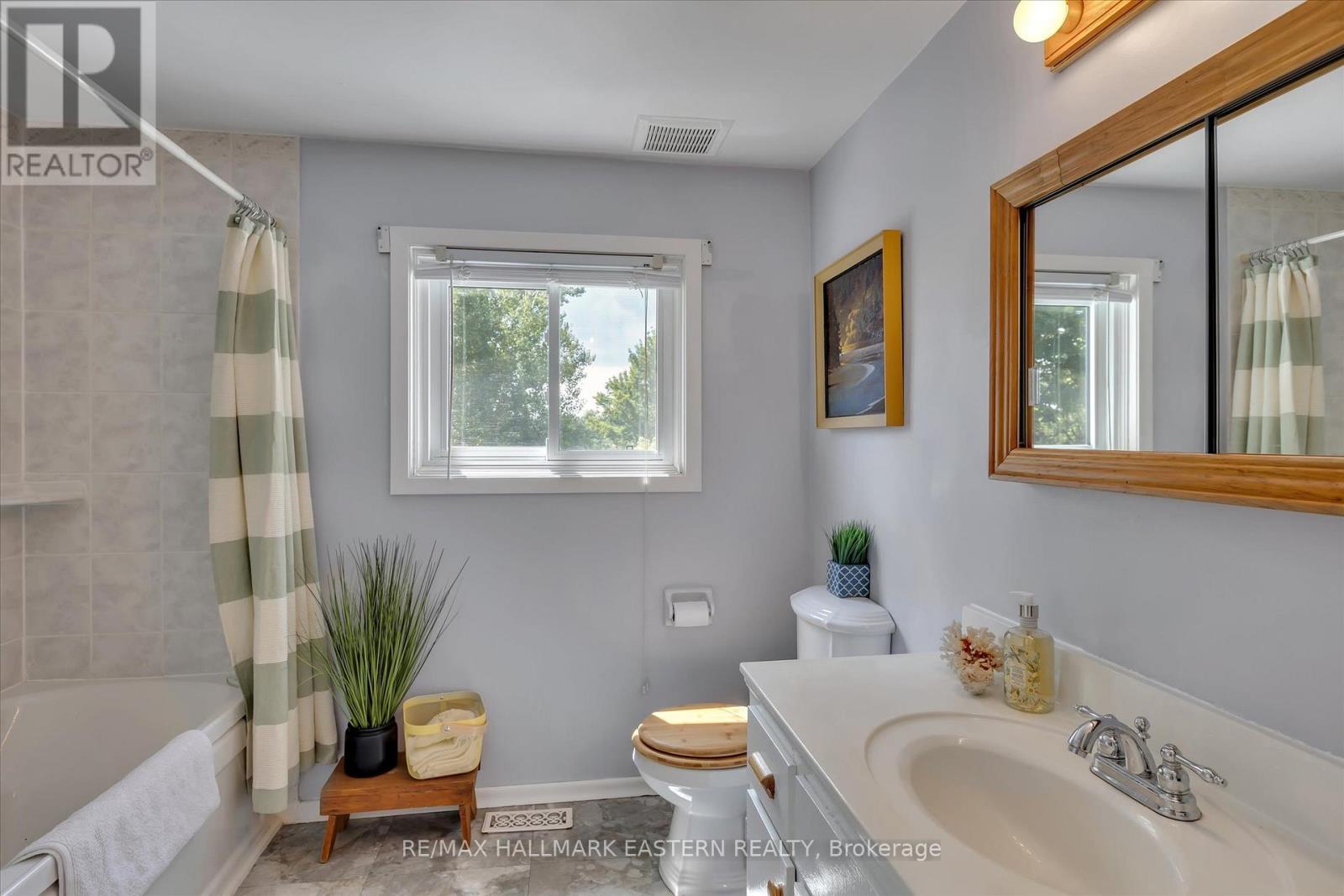 Photo 3 of 33 Parkview Drive, Peterborough North ON