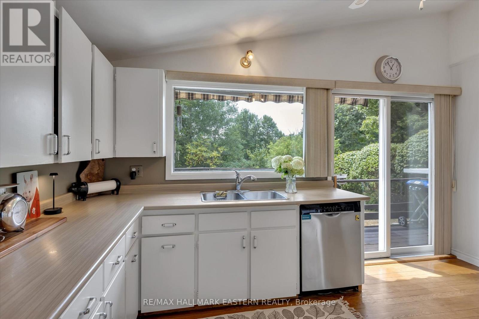 Photo 6 of 33 Parkview Drive, Peterborough North ON