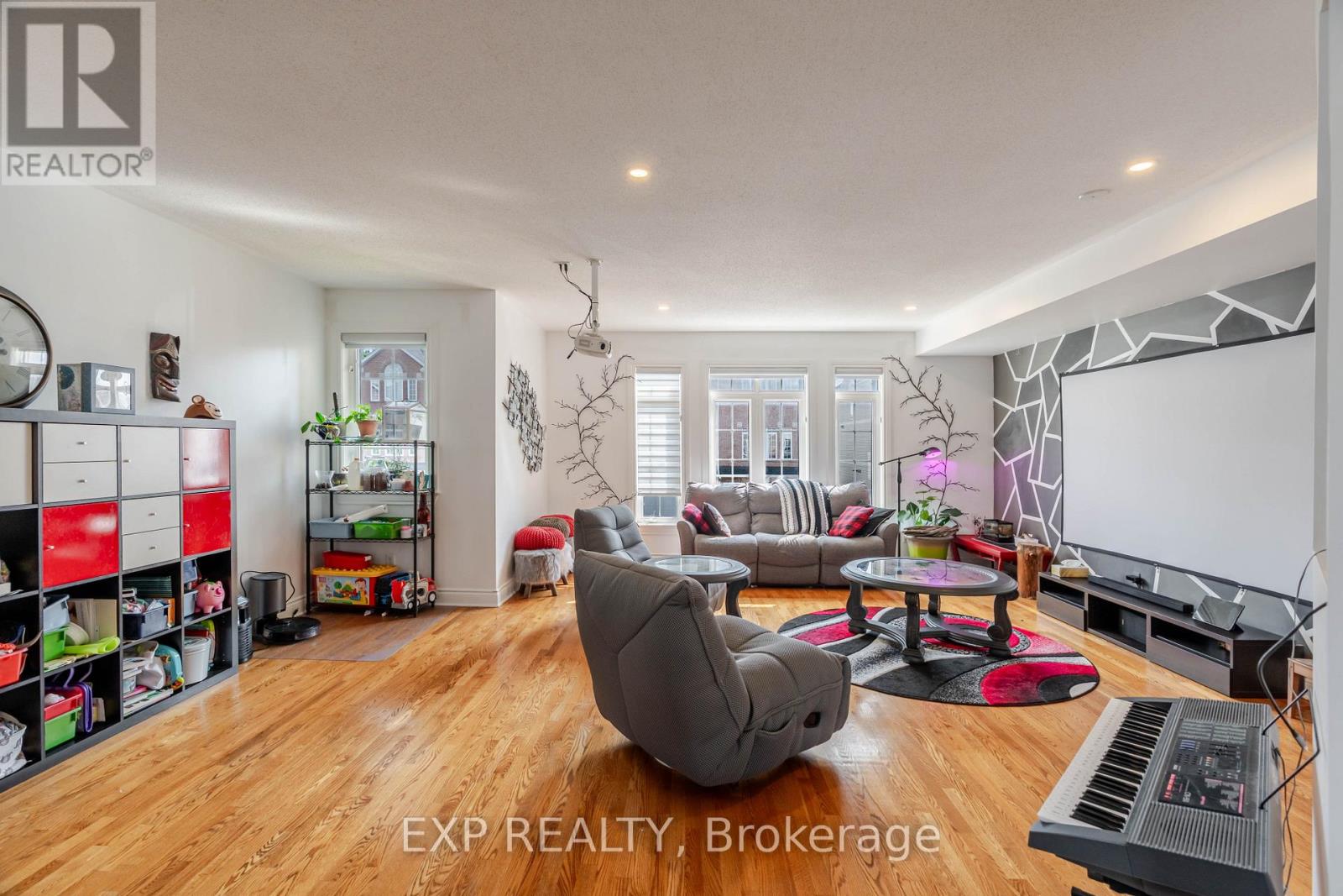 Photo 10 of 97 Castle Glen Crescent, Ottawa ON