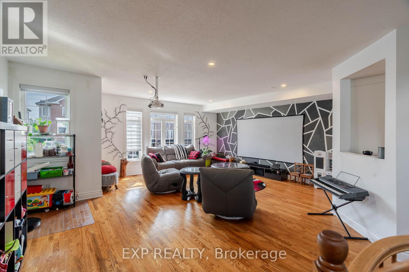 Photo 11 of 97 Castle Glen Crescent, Ottawa ON